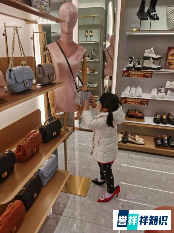 夫妻吵架法官默默抱起孩子哄睡