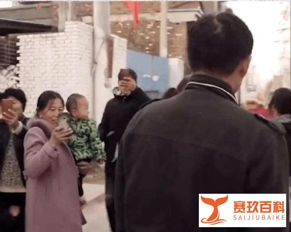 过火了大衣哥！被踹门还要忍气吞声，还强颜欢笑，还为踹门者说情