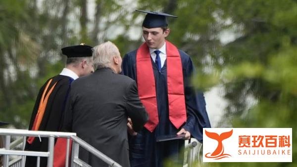 专程参加幼子高中毕业礼，特勤局戒备森严！特朗普骄傲全写在脸上