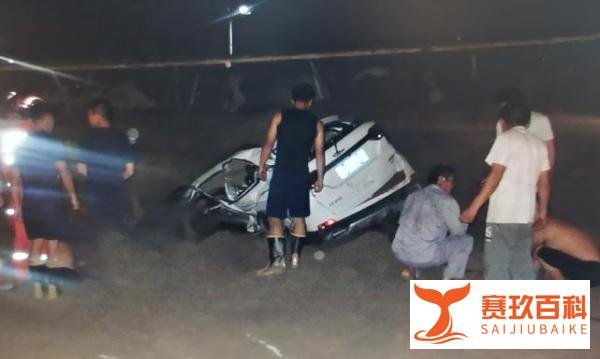 闯红灯!运沙车“压扁轿车”致一家6人死亡:大车非法改装超载!