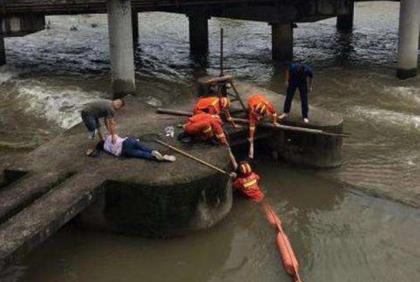 浙江女子考研失利跳河，民警翻护栏急救，目前这名女子的情况如何了？
