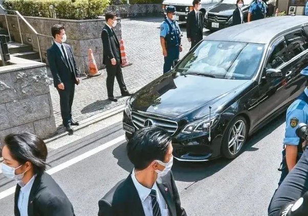 日本前首相安倍葬礼仪式,为何只限亲友前往?