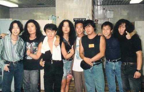 当年拉黄家驹掉下3米舞台的内村光良，现如今怎么样？