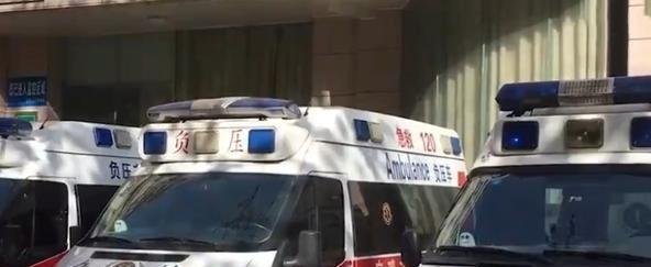 受伤男子从救护车担架坠地身亡，院方称只赔2万，剩余向担架厂要