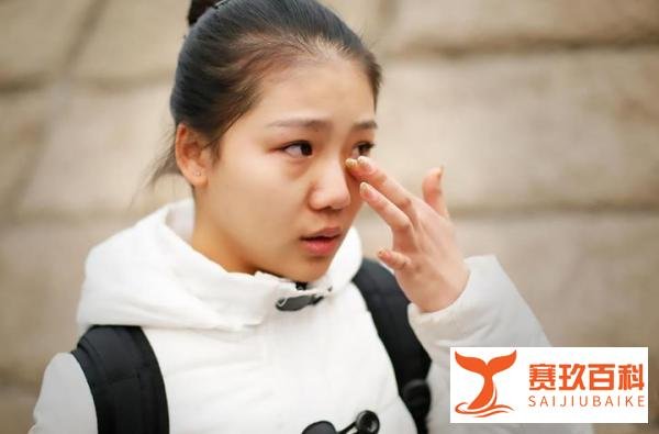 大学副教授竟在女厕所偷窥，女学生愤怒报警，学校却想“和稀泥”！
