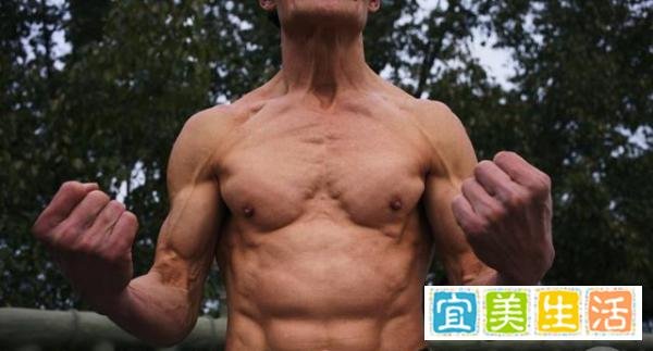 重庆70岁大爷逆生长:满头乌黑发八块腹肌,称从不吃蛋白粉