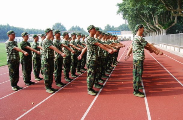 成都电子科大军训现真人贪吃蛇，你在大学军训中有什么特殊体验？
