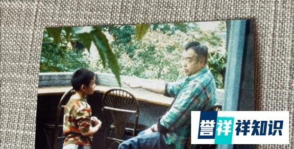 陈飞宇为父亲陈凯歌庆生，晒儿时旧照很有年代感，父亲表情严肃