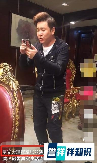 星光大道冠军显落魄！饭局上卖力献唱，衣服套装被扒不到100元