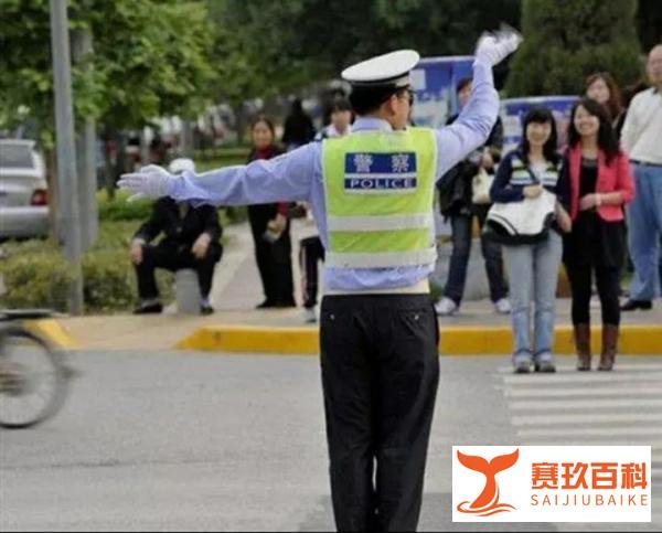 丹东交警被打，倒地？