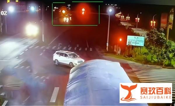 闯红灯！运沙车“压扁轿车”致一家6人死亡：大车非法改装超载！