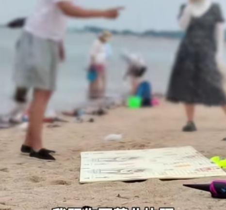 海滩遮阳伞被要求交费50元，景区回应引众怒，网友：收呼吸费更赚