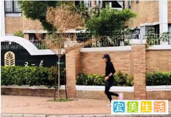 45岁李玟晒比基尼照片:每天跑步半小时,好身材背后是自律