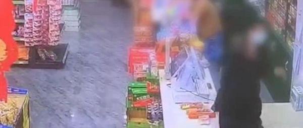 女儿超市买零食爸爸掌掴收银员 这是咋情况？