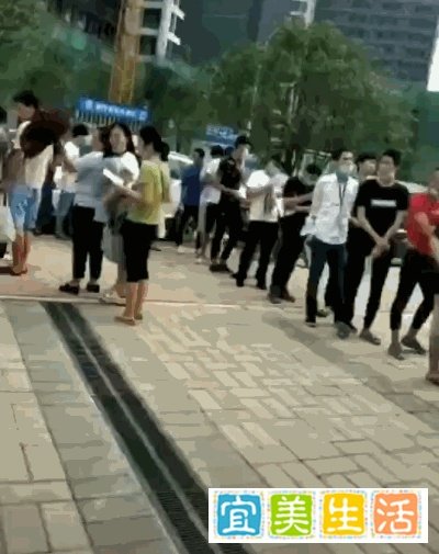 不把工人当人看，这家工厂悲剧了！3000名员工有2900人集体离开排队离职