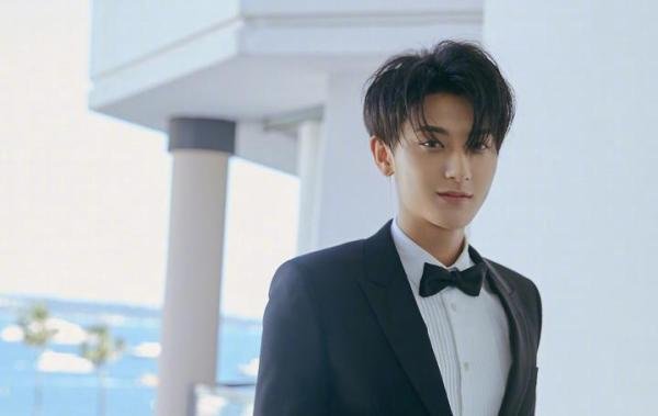 黄子韬宣布不再发博，疑向团队私自操作抗议，网络暴力太可怕？