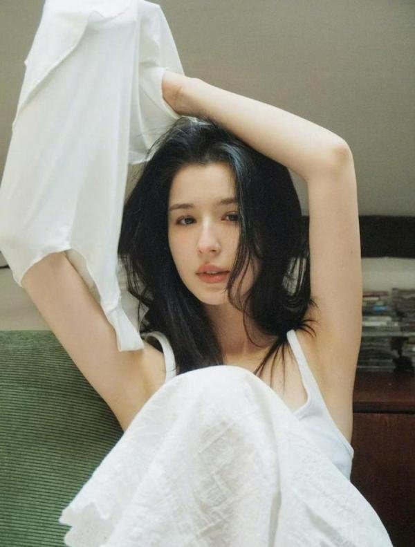 哈妮克孜恋情疑曝光，男方是演员身高188，两人地库牵手太甜蜜