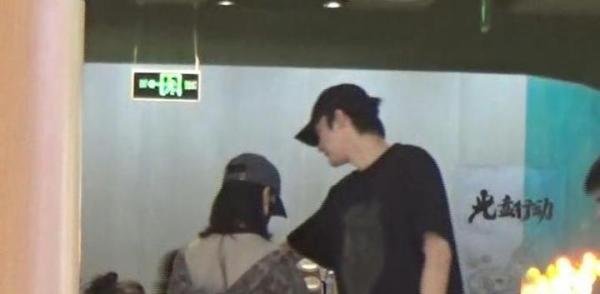 哈妮克孜恋情疑曝光，男方是演员身高188，两人地库牵手太甜蜜