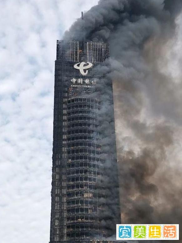 长沙第一高楼起火烟雾缭绕，消防紧急救援火已扑灭，没有人员伤亡