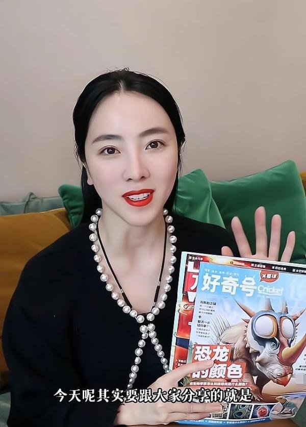 央视主持人李思思近况曝光体态丰盈，全程遮肚，被传已怀三胎