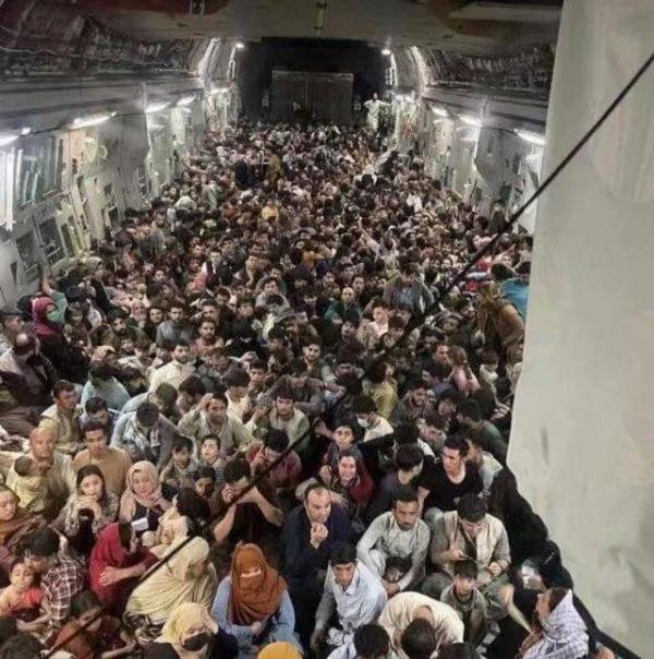 阿富汗最悲剧的一幕，他们爬上了美国的飞机，却从空中掉落！