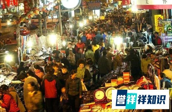 《重庆解放碑：女子不听城管劝买游摊货》