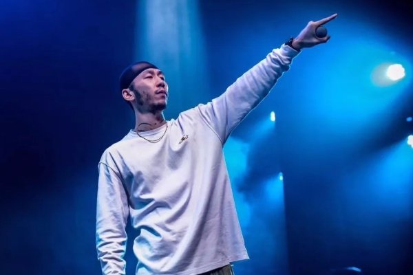 yolo小白哥什么背景