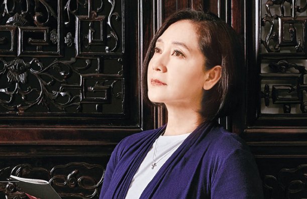 欧阳娜娜母亲重返校园,59岁读硕士,亲身诠释内涵比美貌重要!你怎么看?
