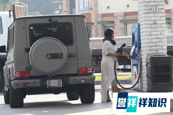 女子骑电动车连撞奔驰大G三次，这场“意外”背后藏着啥？