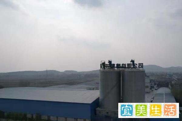 确山县普会寺镇一水泥厂污染严重 厂房布满大量灰尘