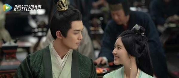 吴磊主动牵赵露思的手，略显霸道总裁范儿，磕糖还得要看他俩