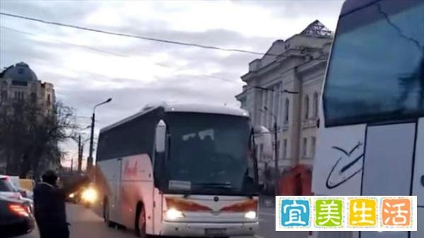 中国开始撤侨,首批600多名留学生抵达乌克兰邻国,或包机回国