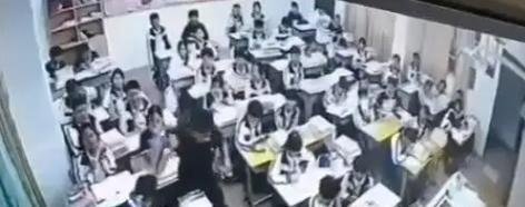 我们的教育怎么了？广东一老师在教室拽学生头发拖行