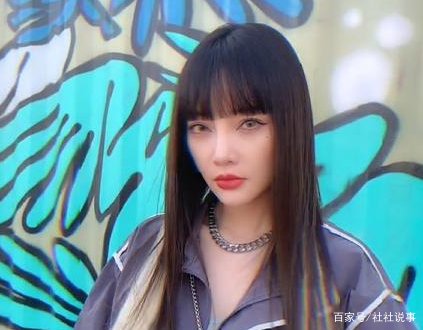 李小璐晒街拍状态不佳,面容憔悴法令纹明显,直面回应复婚传闻,你怎么看?