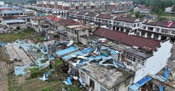 江苏现龙卷风有屋顶被掀翻