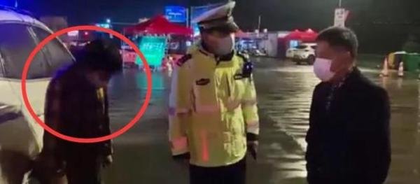 水箱故障妻子打水丈夫独自开走车