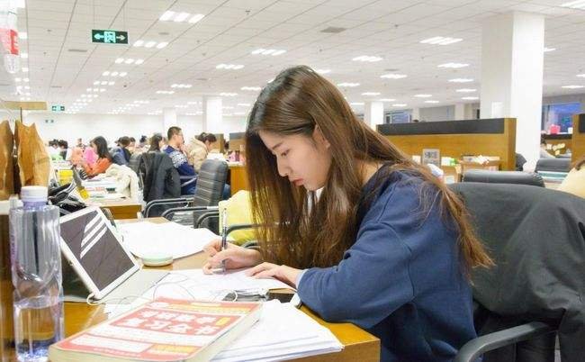 浙江女子考研失利跳河，民警翻护栏急救，目前这名女子的情况如何了？
