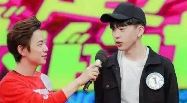 费启鸣方辟谣：否认与何炅摸脸牵手 ，疑点重重引争议