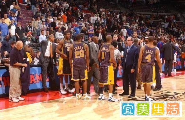 NBA史上规模最大斗殴!奥本山宫事件,阿泰暴揍现场球迷!