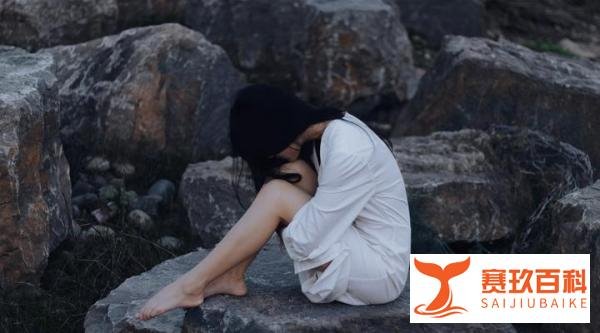 高三女孩兼职送外卖,被同学嘲笑。网友说:在麻雀群里,天鹅是有罪的