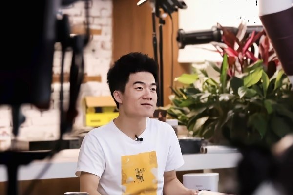 董宇辉为什么能超越疯狂小杨哥