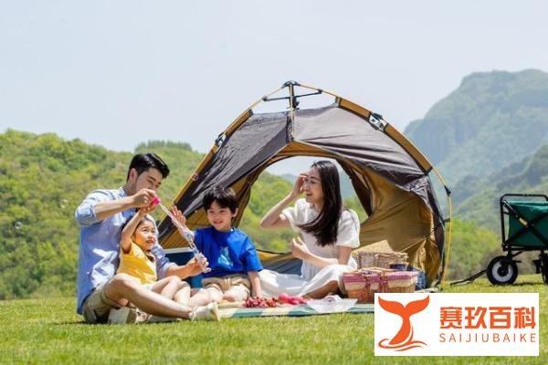 妻子发现丈夫私房钱 掏出后铺一地
