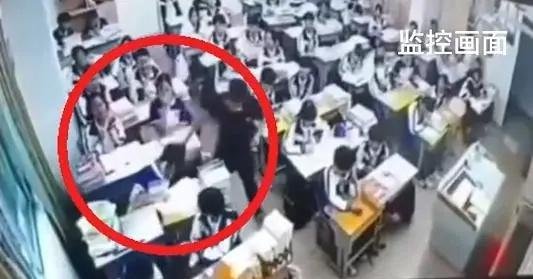 我们的教育怎么了？广东一老师在教室拽学生头发拖行