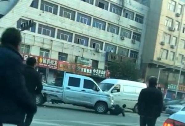 撞击行凶者的司机获奖两万元 这是咋情况？