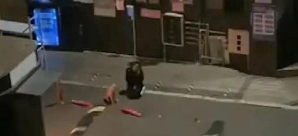 女子凌晨外卖被偷跪地大哭 官方回应 这是咋情况？