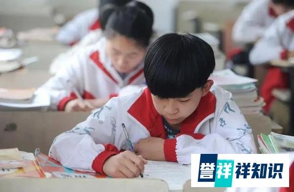 男孩长太高，班主任站凳子上，网友：气势上不能输！
