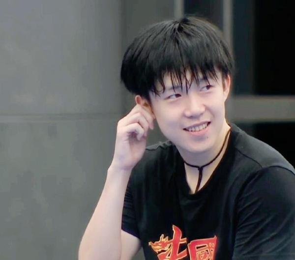 王楚钦看演唱会被眼尖球迷发现 王楚钦低调现身演唱会 摇头晃脑跟唱登上大屏幕 全场观众疯狂尖叫