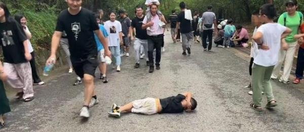 安徽一男孩爬山累了滚下山 这是咋情况？
