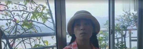 重庆一对老夫妻因洪水被困家中 邻居用竹竿递送三餐 感动众多人