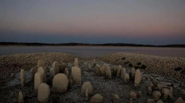 西班牙遇历史性干旱，5000年前“巨石阵”重见天日